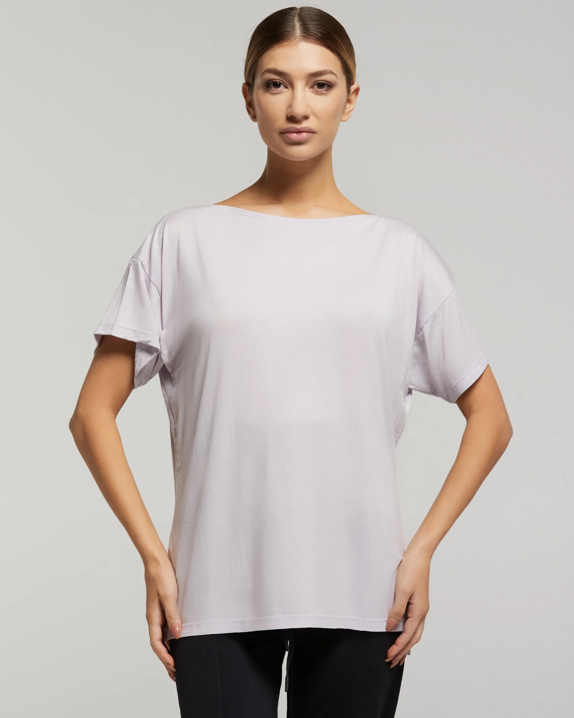 Maglia manica corta scollo barchetta in viscosa sostenibile vestibilità over