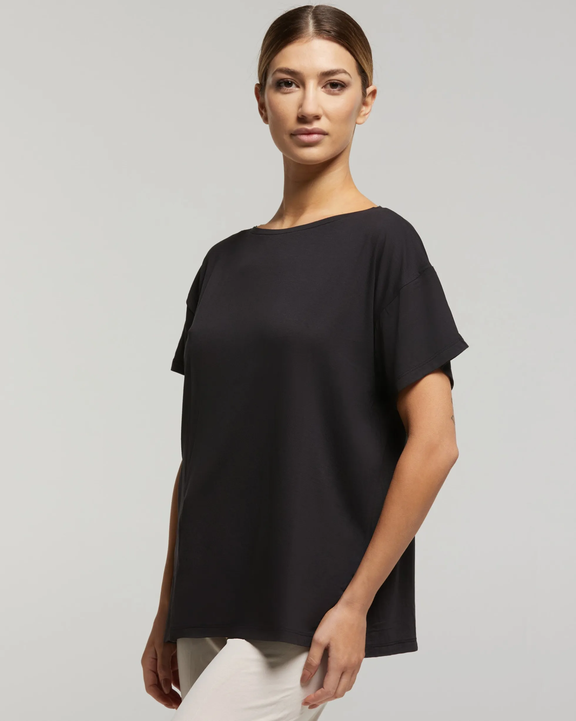 Maglia manica corta scollo barchetta in viscosa sostenibile vestibilità over